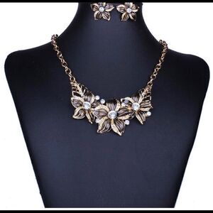 🖤 New rhinestone bib statement necklace with matching earrings 🖤